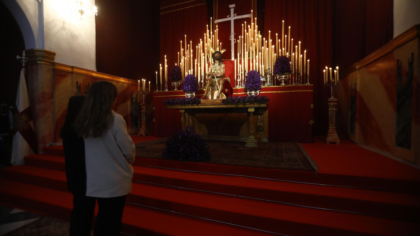 El Señor de la Coronación de Espinas, durante su besapiés.