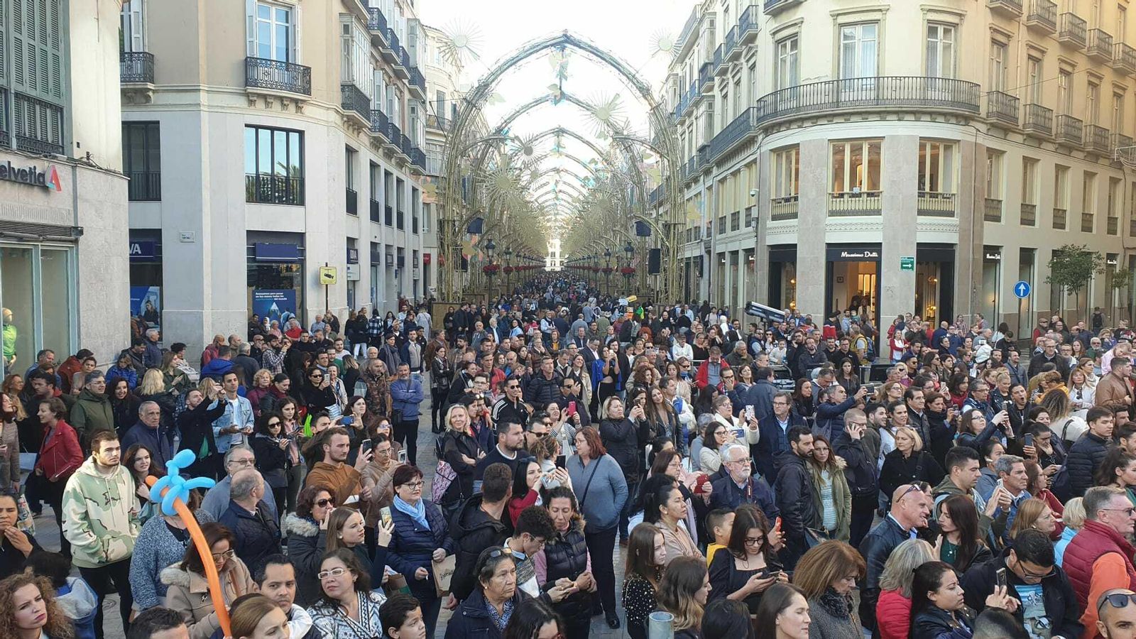 Público esperando para la inauguración de las luces de Navidad en Málaga. Público esperando para la inauguración de las luces de Navidad en Málaga.