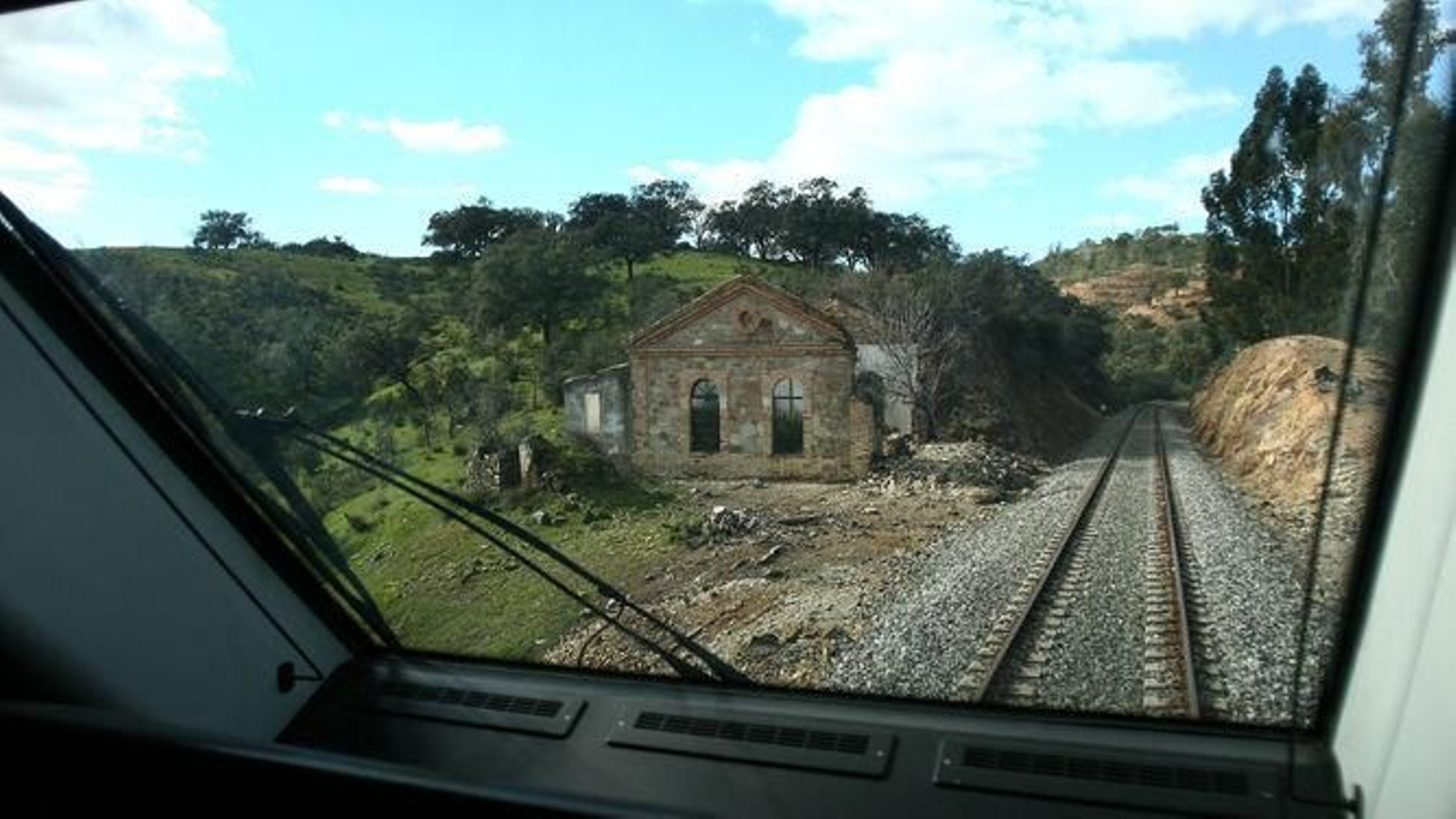 Un tren sobre la vía de la línea Huelva-Zafra.