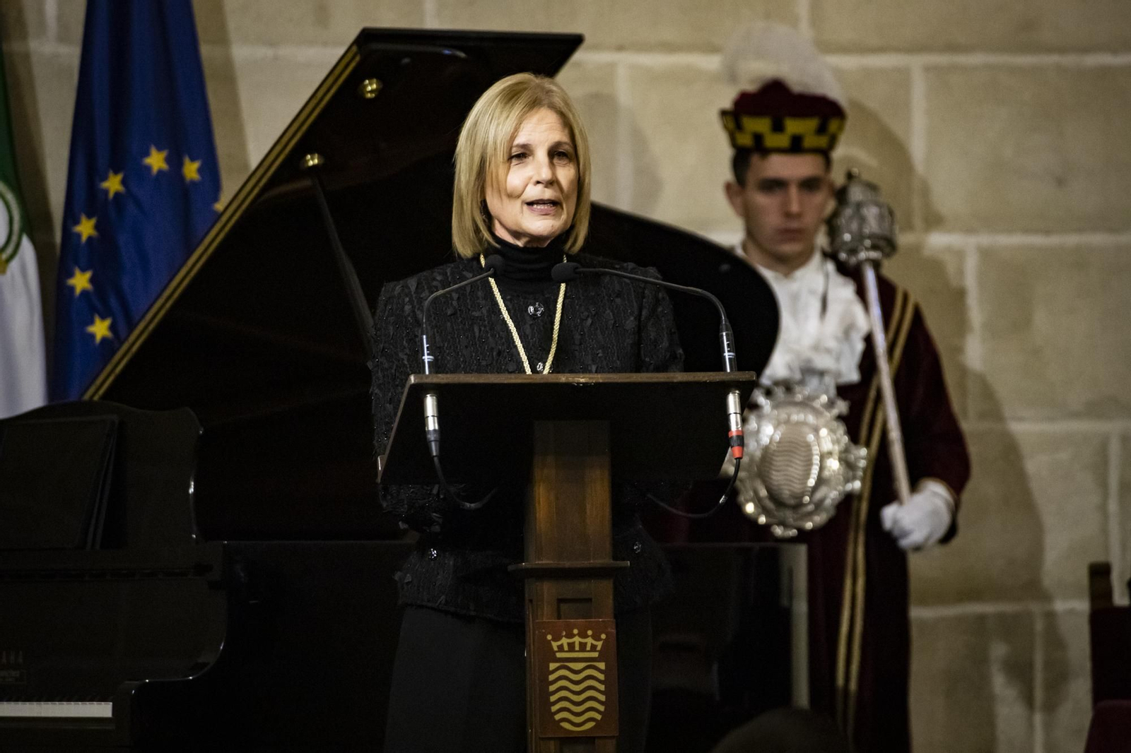 La entrega de la Medalla de Oro de Jerez a la Virgen de las Angustias, en imágenes