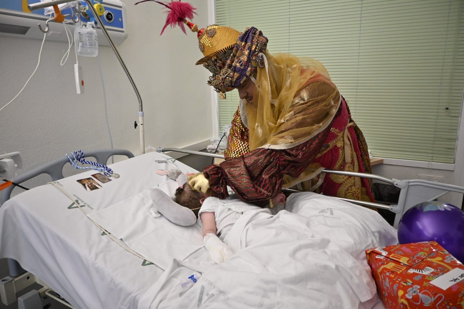 Los niños del Hospital Juan Ramón Jiménez de Huelva reciben la visita de los Reyes: las fotografías del emotivo momento