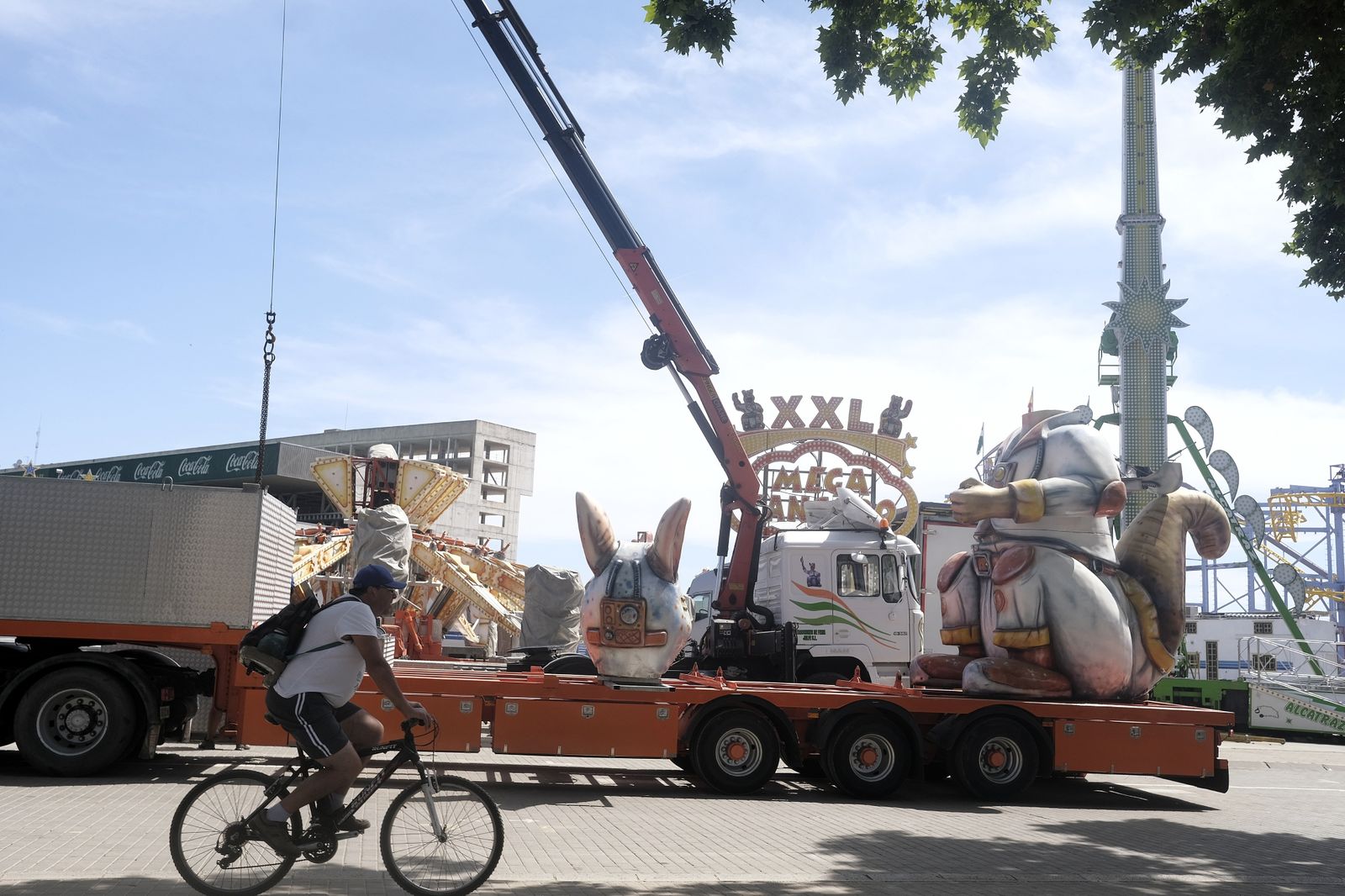 Adiós a la  Feria de Córdoba: El desmontaje de las casetas y las atracciones, en imágenes