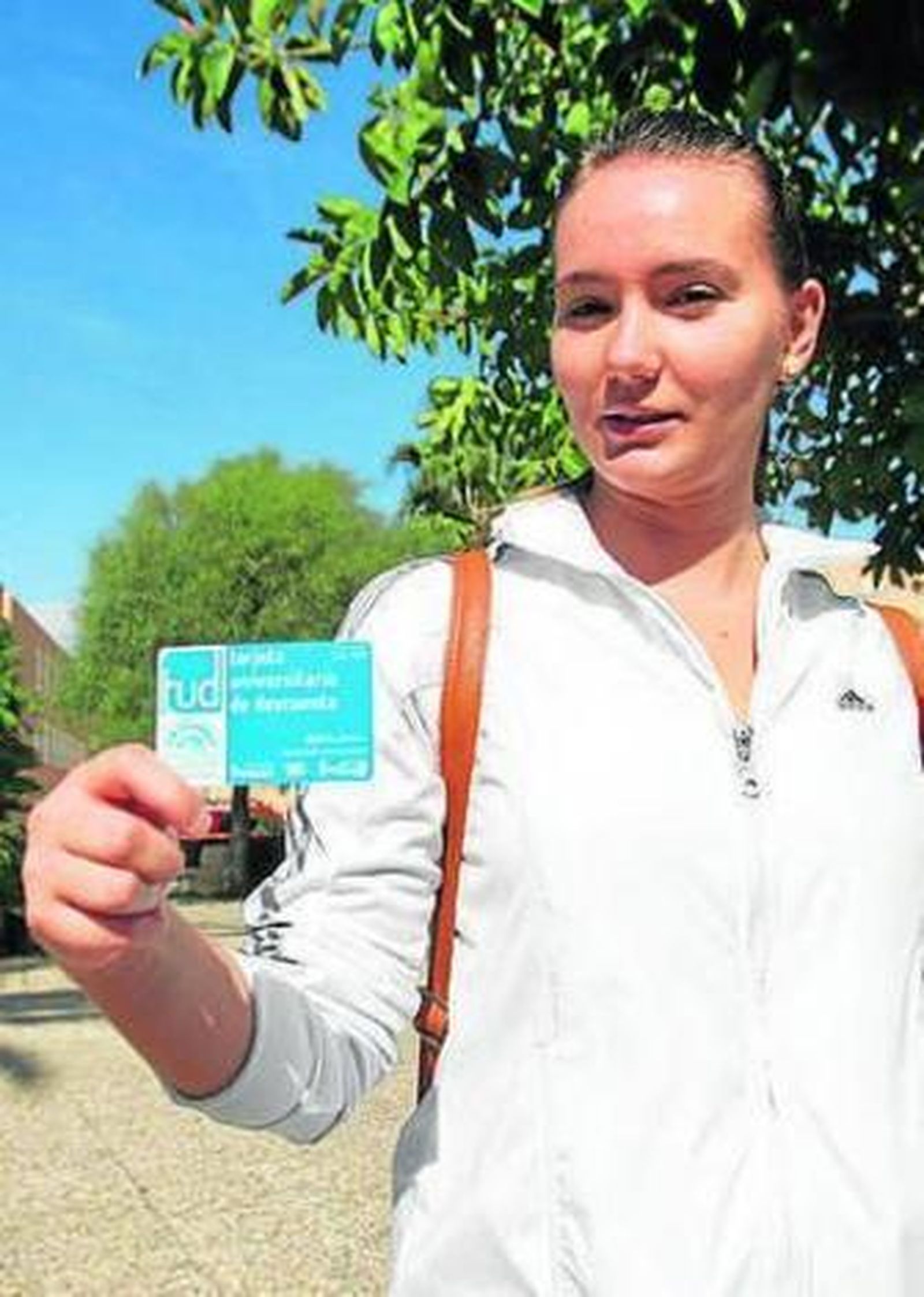 Poseedora de la tarjeta TUD.