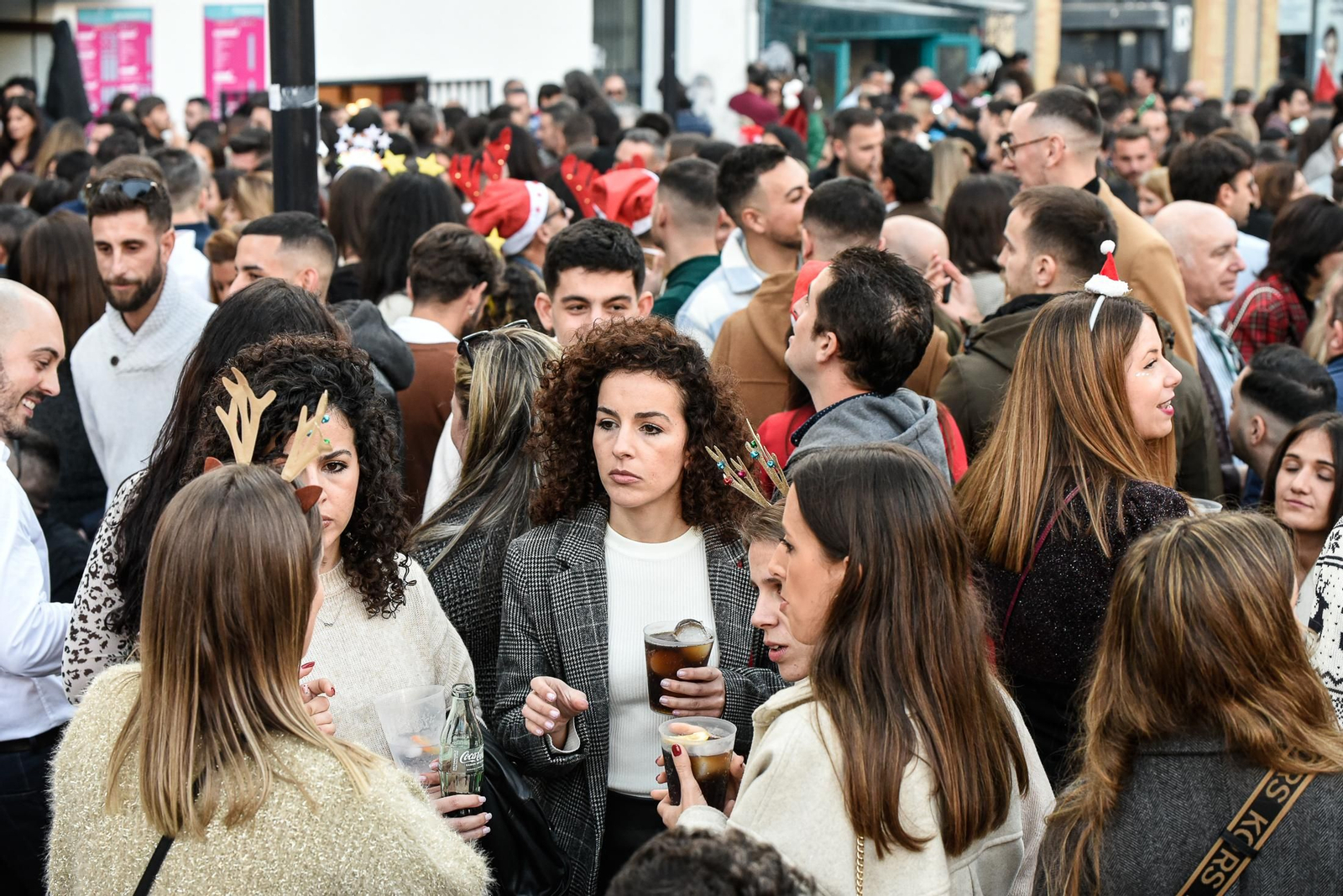 Imágenes de las celebraciones en el centro de Huelva la tarde del 24