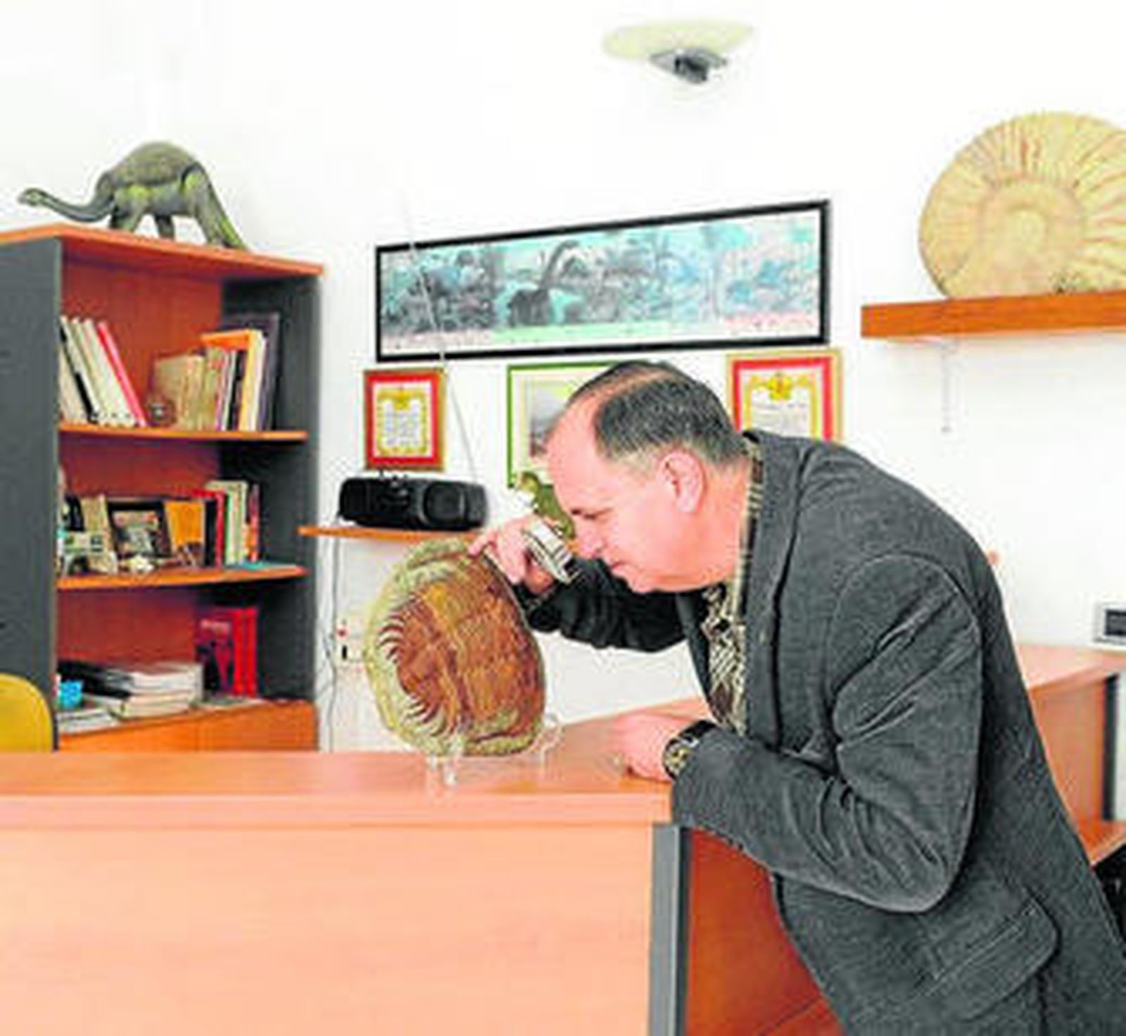 1. Una imagen del Museo de Historia Natural de Los Barrios, que está situado en El Pósito, un edificio construido en 1779, durante el reinado de Carlos III 2. Fotografía de Juan José Castillo González, director del museo. Es además investigador y ha encontrado piezas que ahora se exhiben 3. Fósil del pez conocido como Prescacara Serrata, hallado en el yacimiento de Green River, en Wyoming (Estados Unidos) / Fotos: Europa Sur