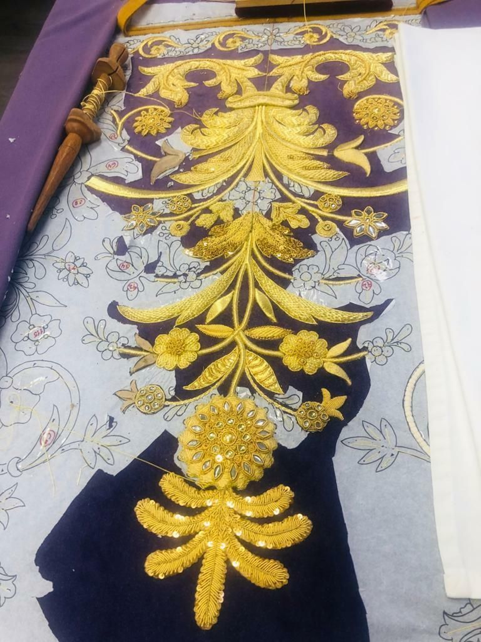 El bordado de la túnica de los devotos del Gran Poder.