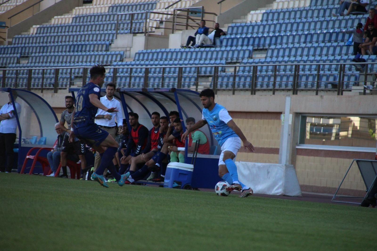David Castro encara en banda a Chumbi durante una acción del partido de la pasada semana disputado contra el UCAM Murcia.