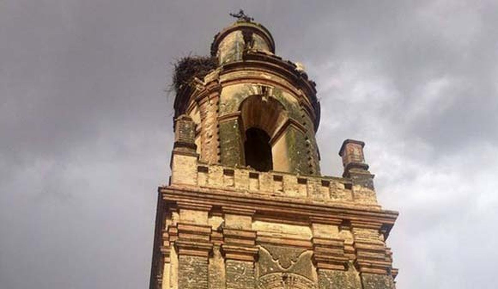 Un rayo causa daños en una de las torres de la iglesia de las Gemelas