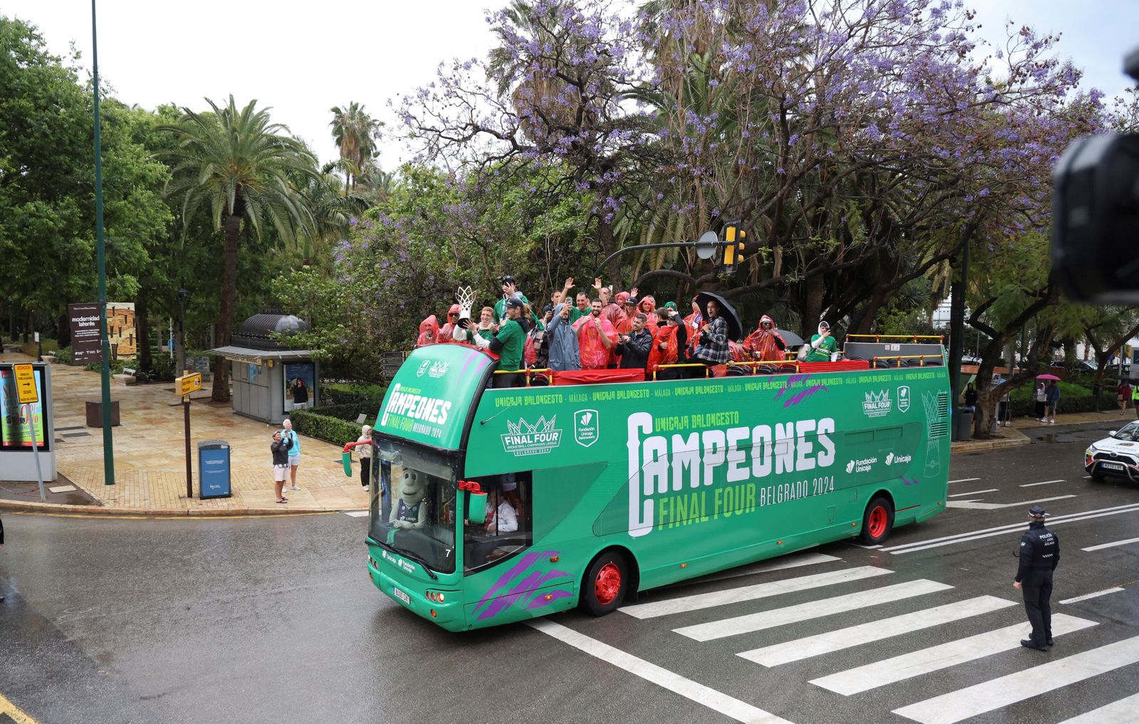 El Unicaja celebra en las calles de Málaga el título de la BCL