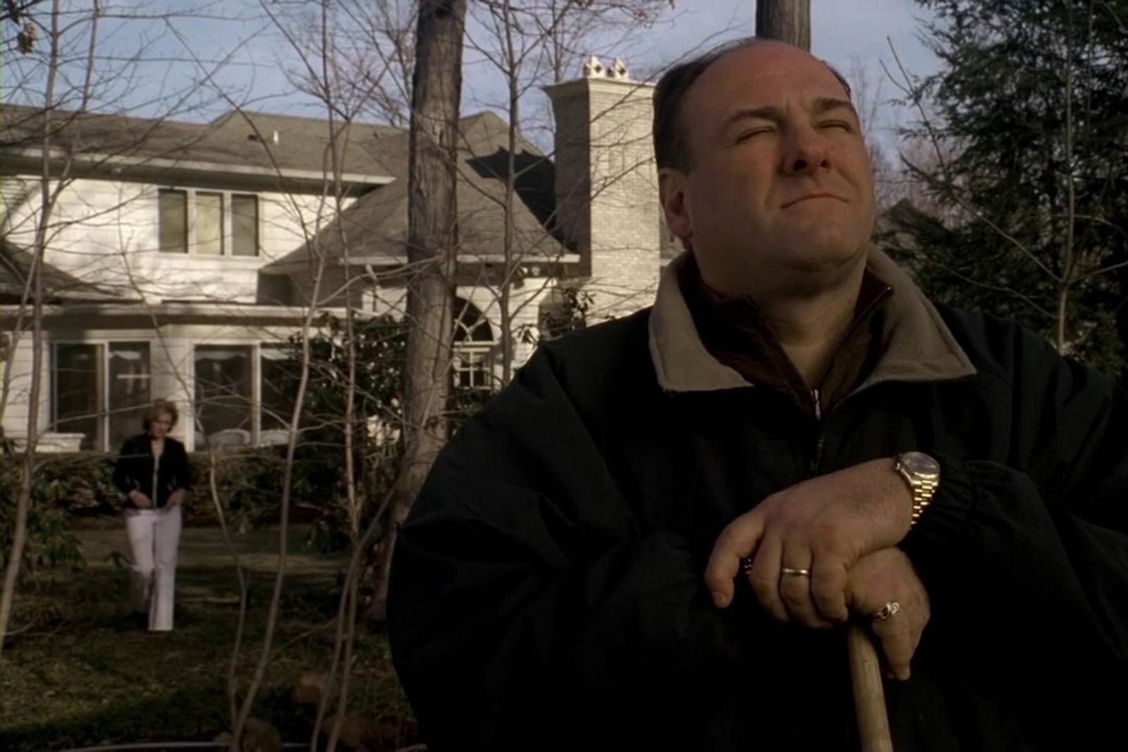 James Gandolfini ante la mansión de su personaje, Tony Soprano
