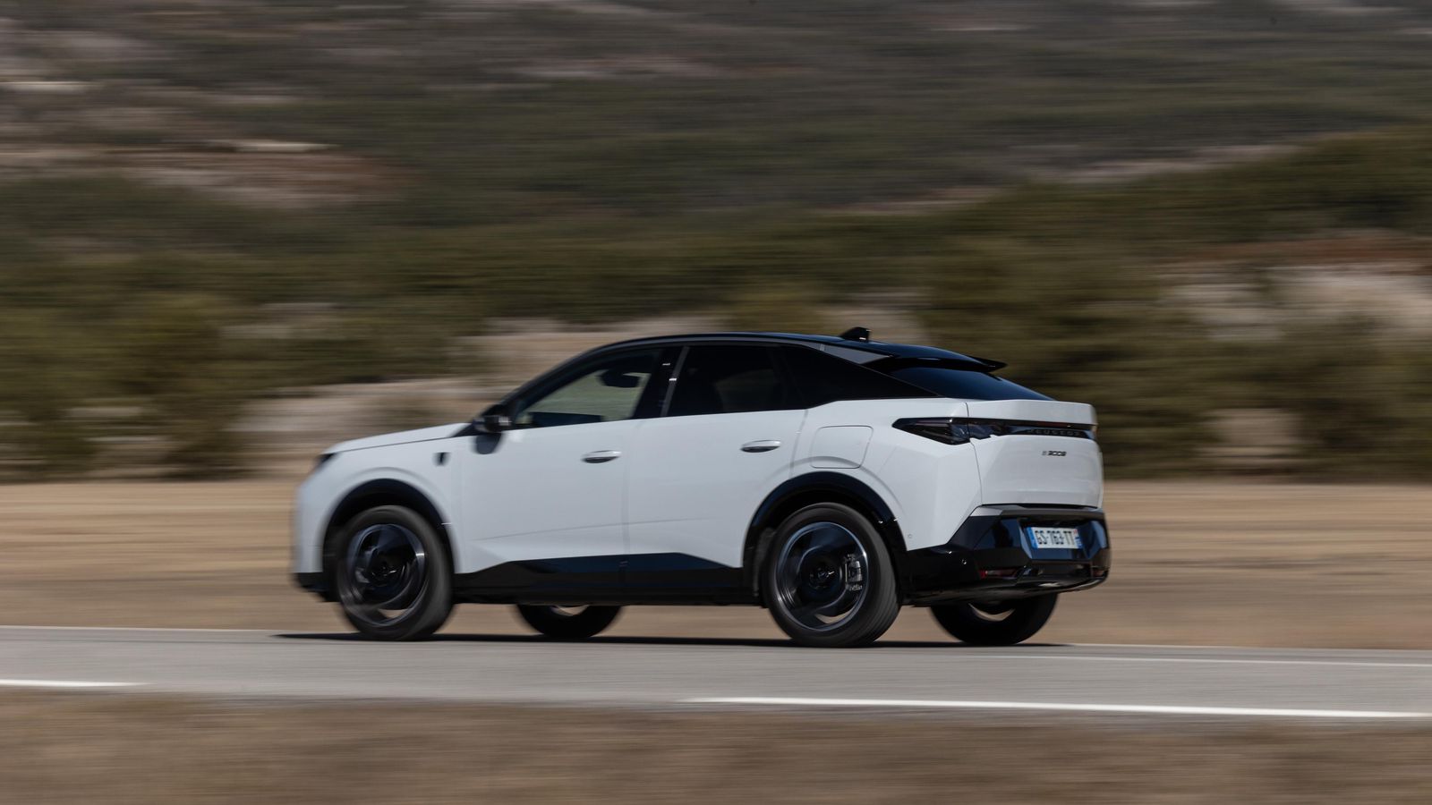 Peugeot prefiere referirse a la carrocería del nuevo 3008 como de tipo fastback, antes que como coupé, en tanto que la caída del techo se produce, sobre todo, en el portón.