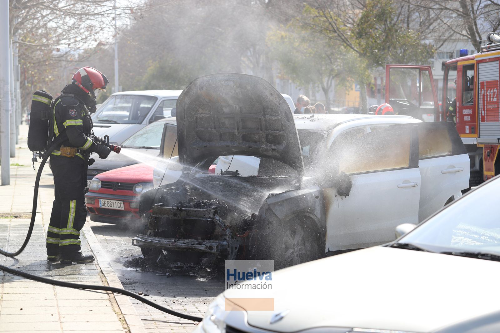 Arde un vehículo en la calle Honduras, junto a las instalaciones deportivas del Saladillo