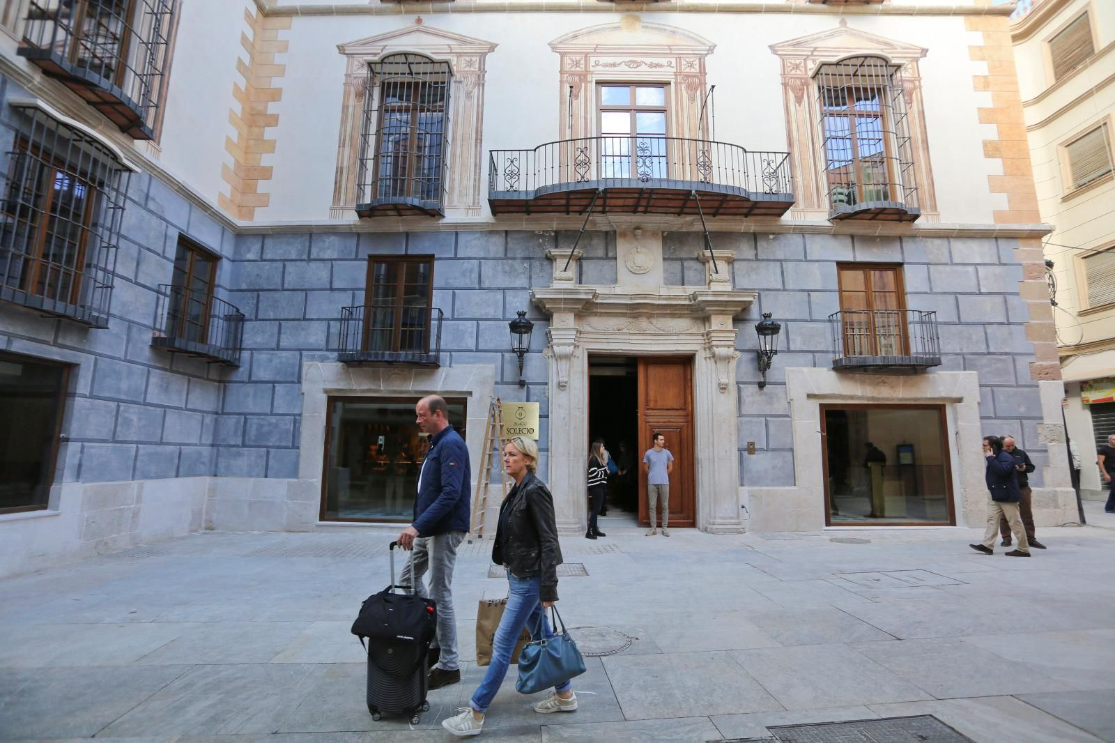 Fachada principal del hotel Solecio, frente a la iglesia de Santiago