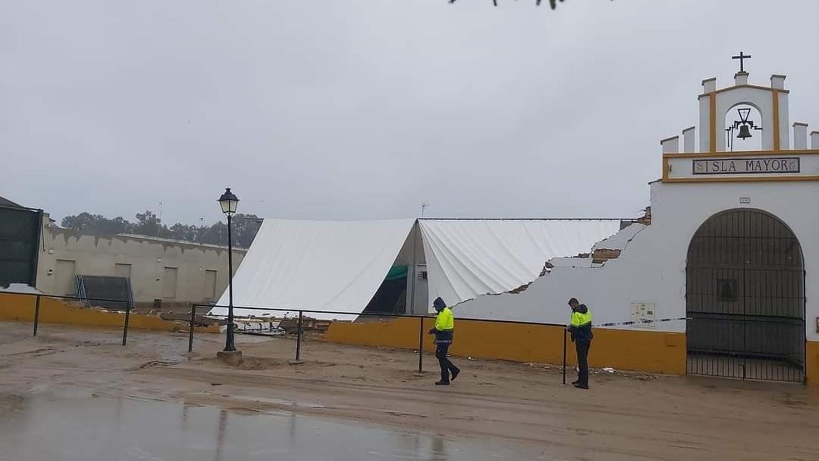 Aspecto que ofrece la fachada de la casa de hermandad tras el incidente.