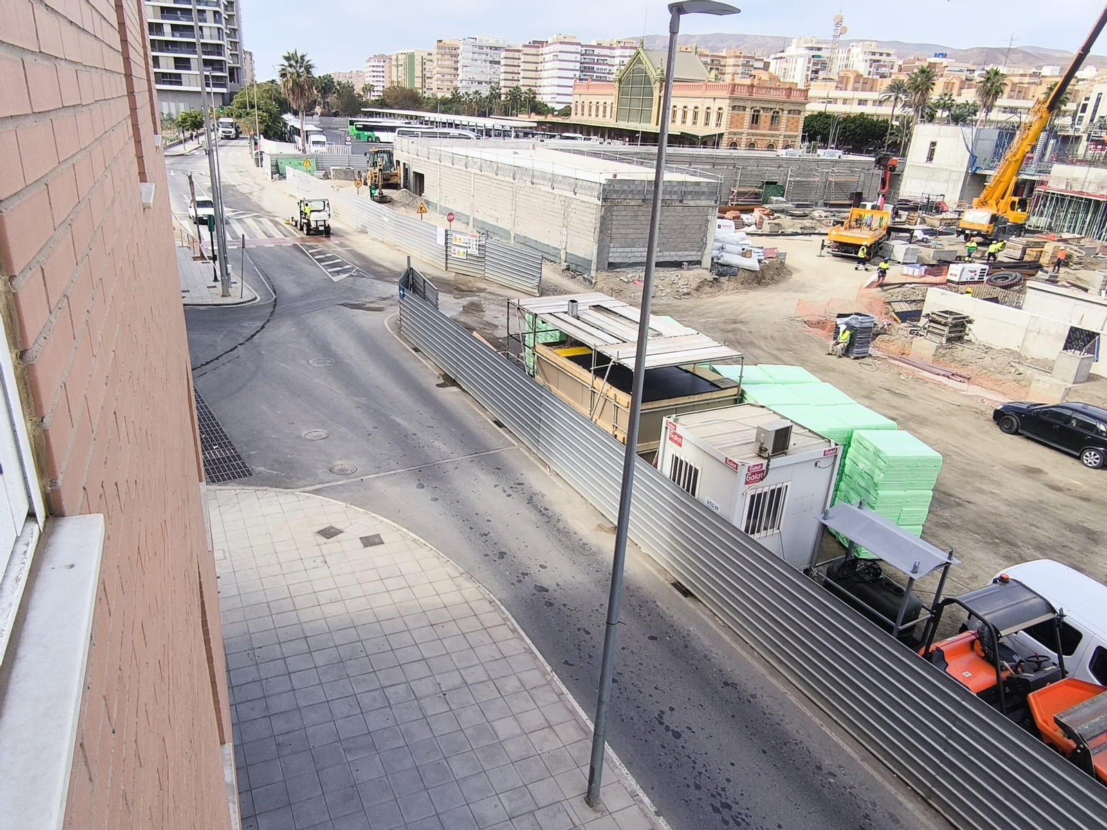 Un generador provoca ruido constante las 24 horas del día a impide dormir a los vecinos.