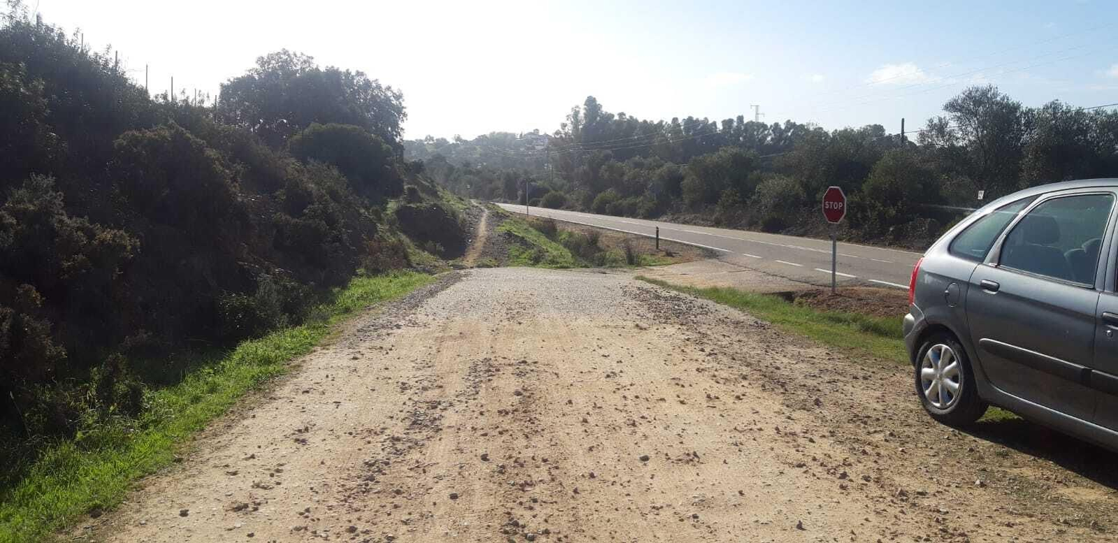 Iremos varios kilómetros con la carretera al lado.