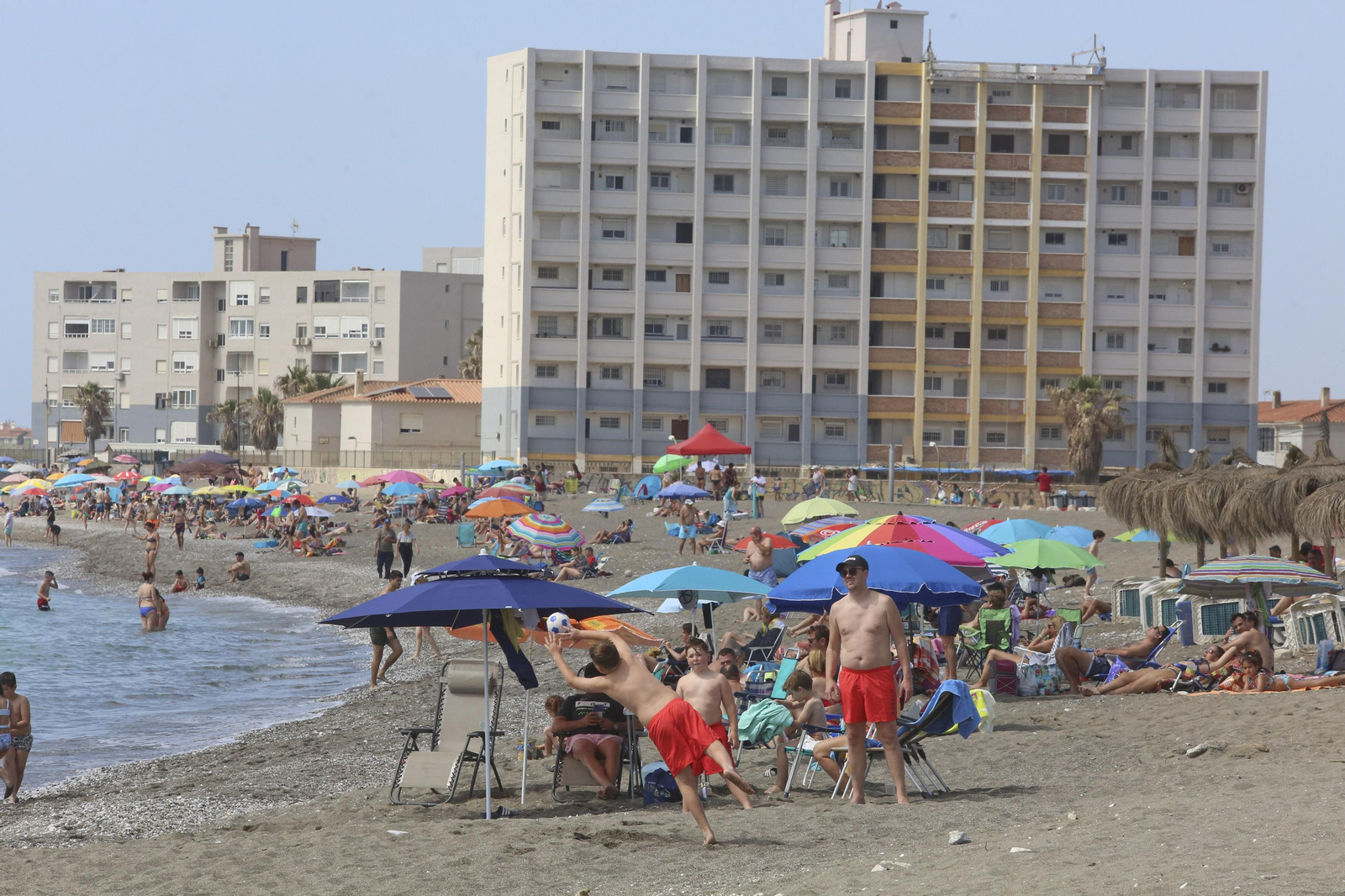 Un domingo de playa en Málaga, en fotos.