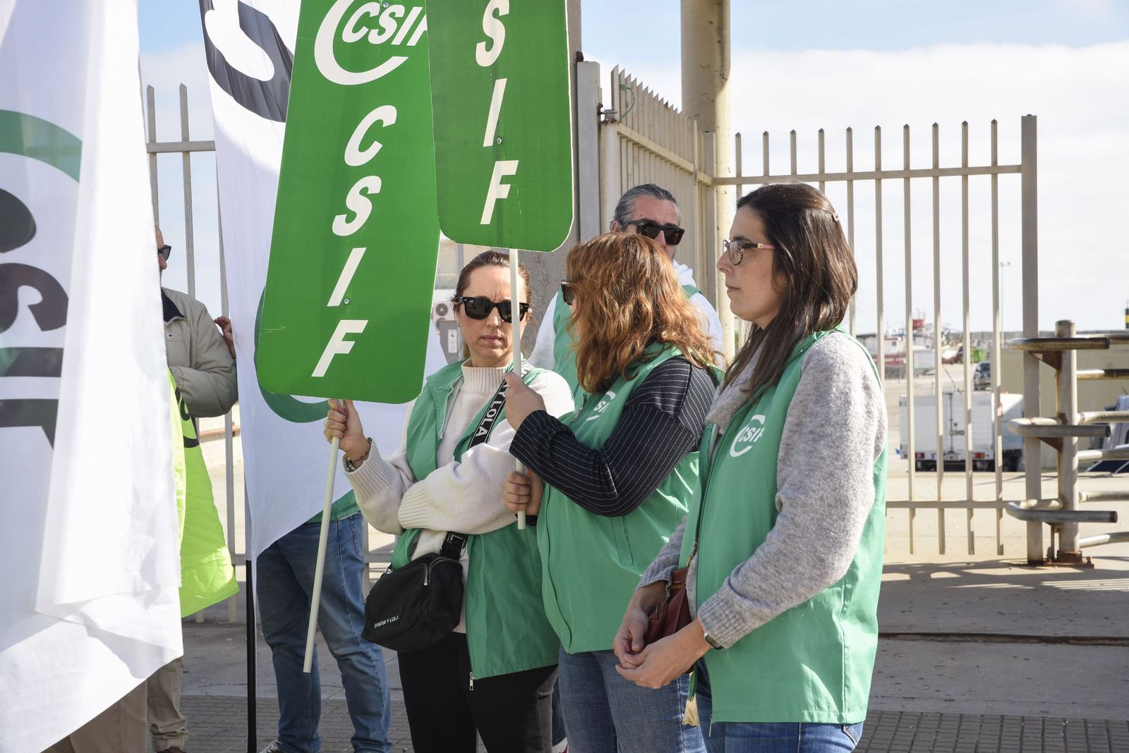 Las fotografías de la concentración de CSIF en La Línea por las mejoras laborales en la Agencia Pública de Puertos de Andalucía