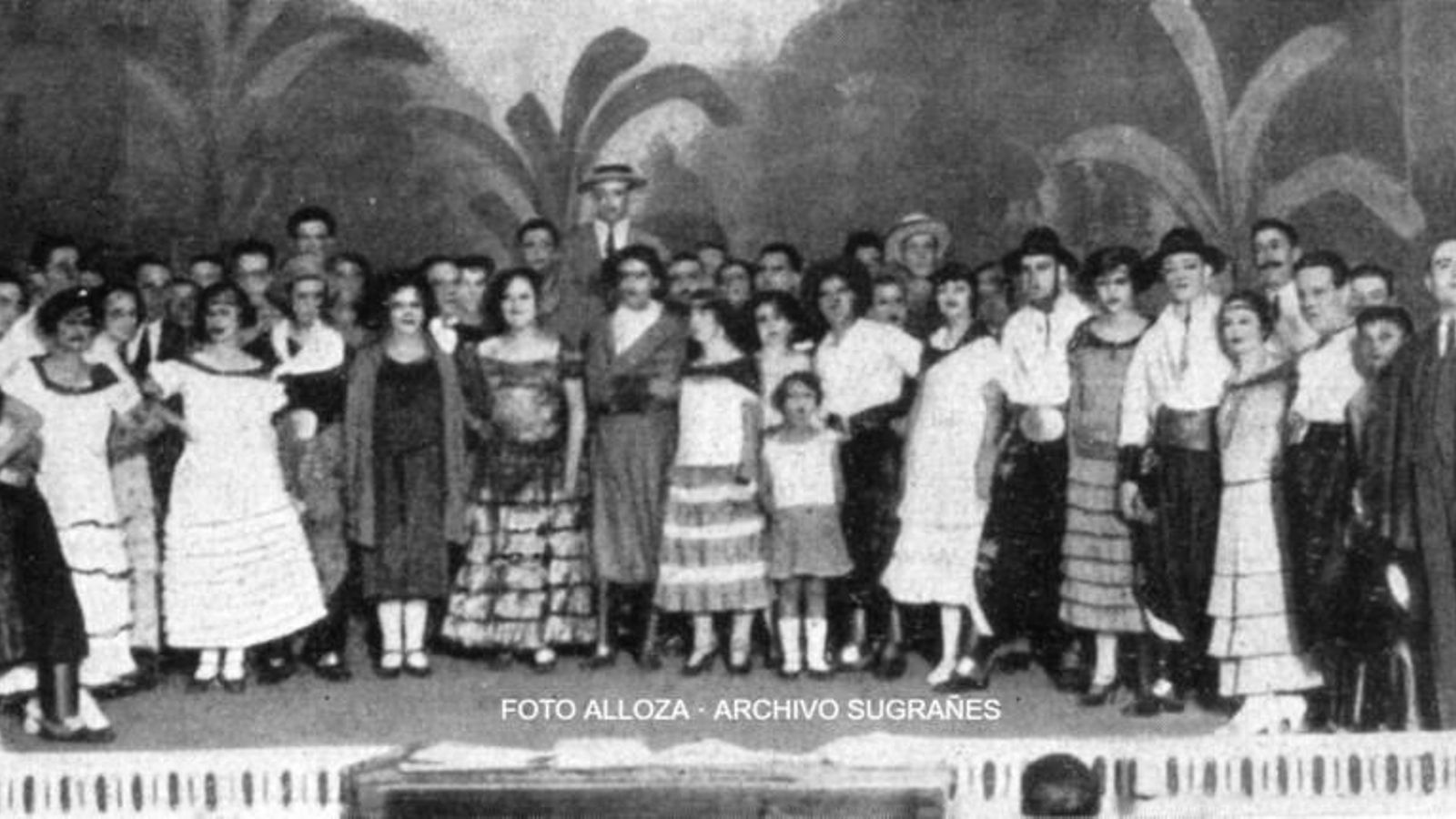 Miembros de la Agrupación Artística 'Alvarez Quintero', en una actuación de 1924.