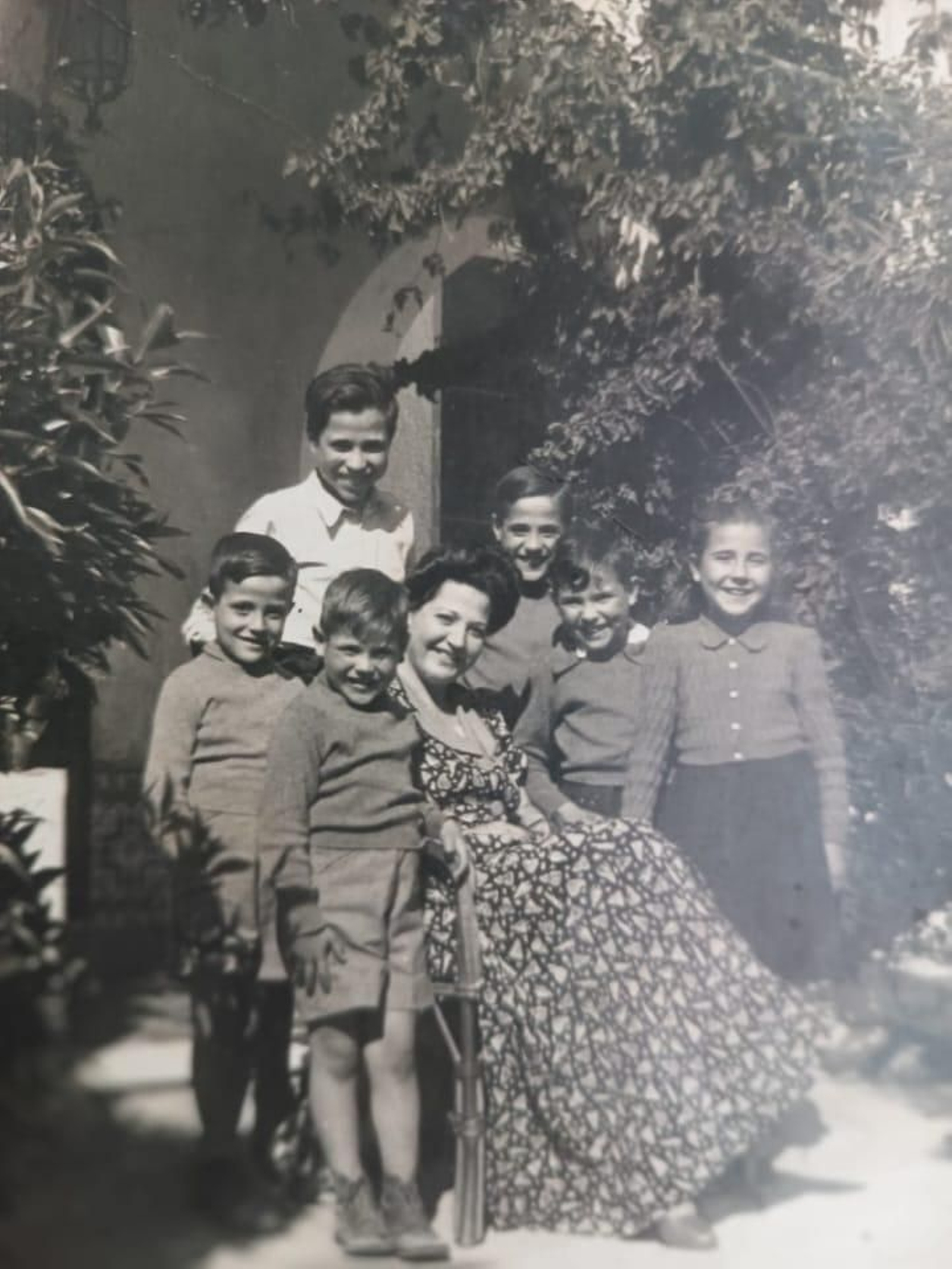 Concepción de Porres Sarmiento con sus seis hijos en el chalet frente a la Casa Cuna en Tolosa Latour.