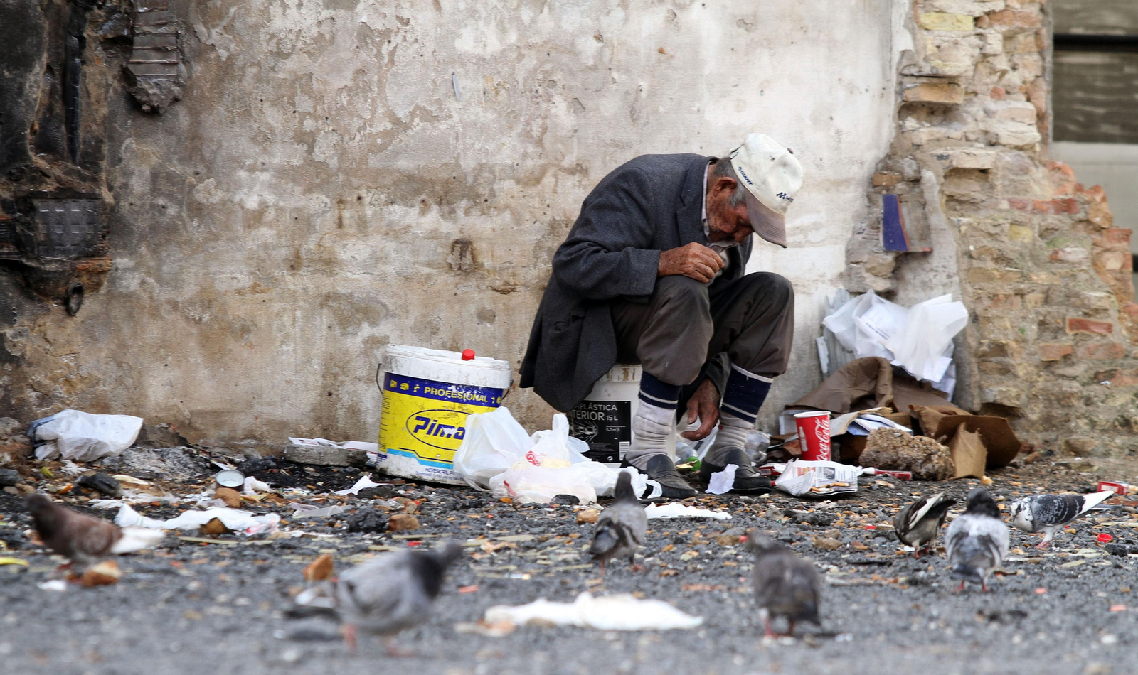 Un hombre de avanzada edad en un solar en las inmediaciones del antiguo edificio de la plaza de abastos de La Merced.
