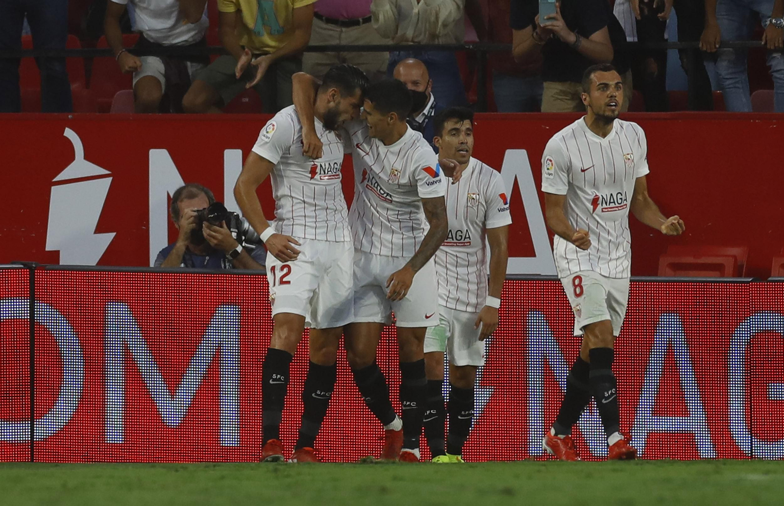 Rafa Mir es felicitado por sus compañeros tras marcar.