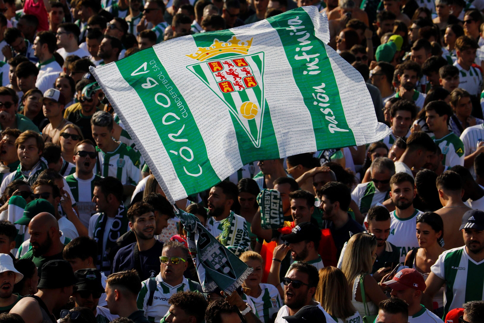 Las mejores imágenes del espectacular recibimiento a los jugadores del Córdoba CF antes de la final por el ascenso