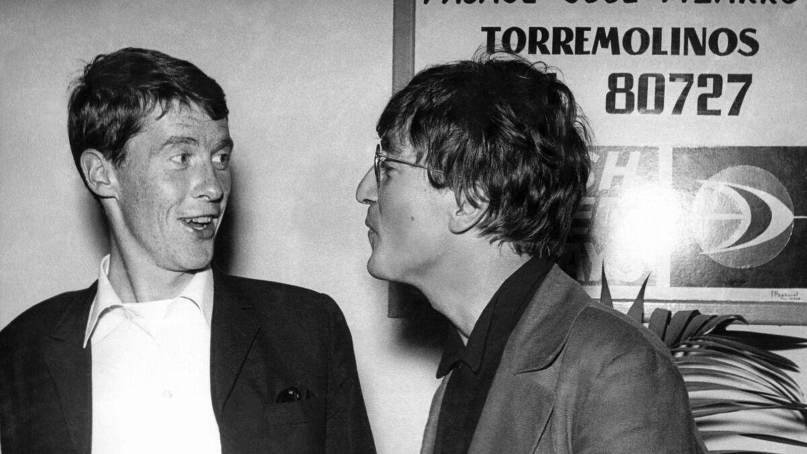 El músico, junto a Brian Epstein, en el Aeropuerto de Málaga, en 1963.