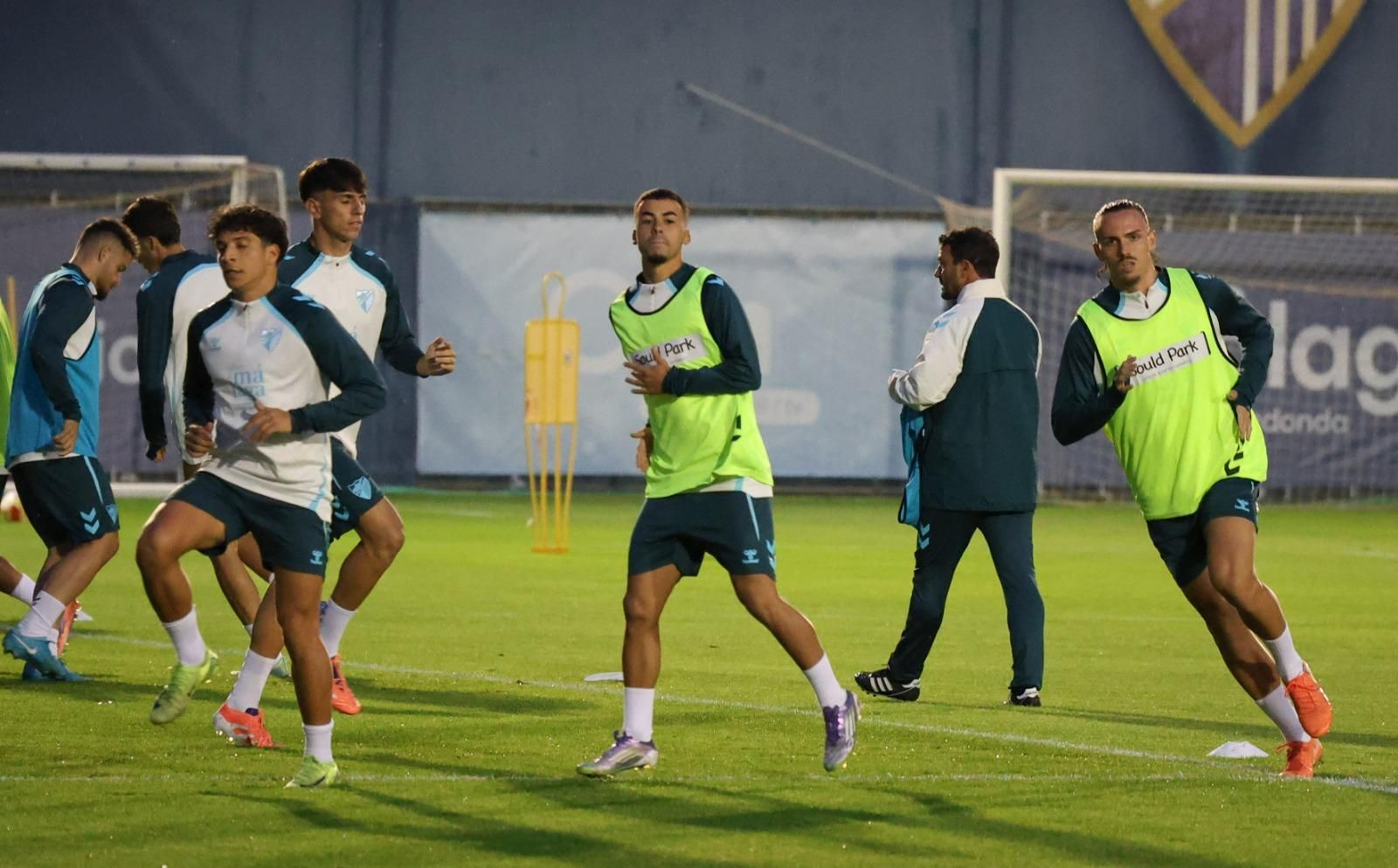 El Málaga CF prepara la cita de Copa ante el Estepona con los menos habituales apretando