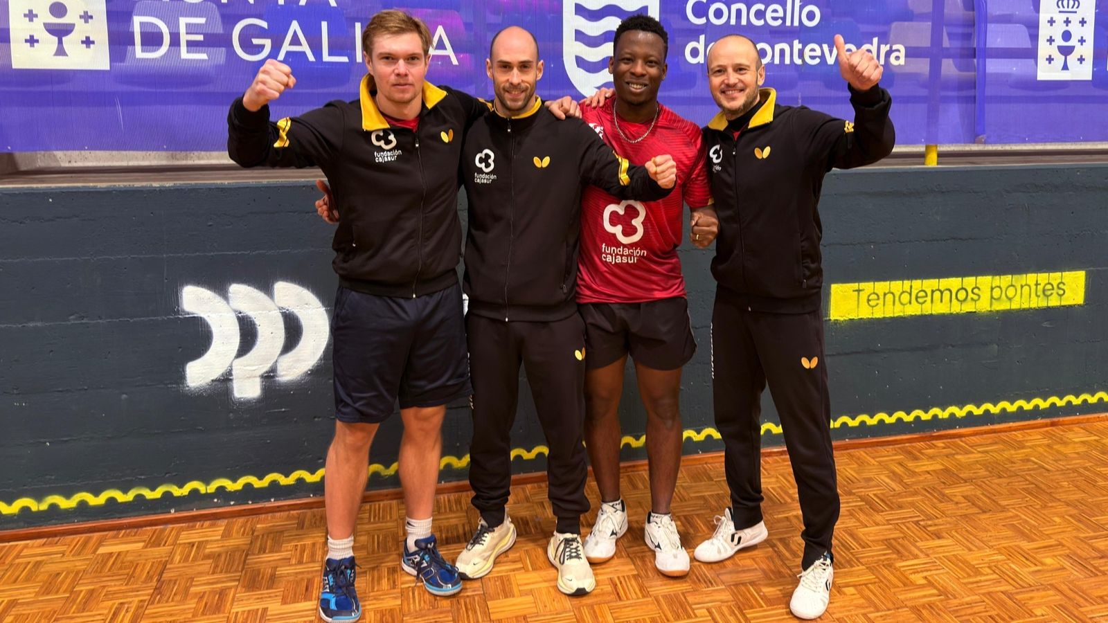 Los palistas del Priego celebran su triunfo en Pontevedra.