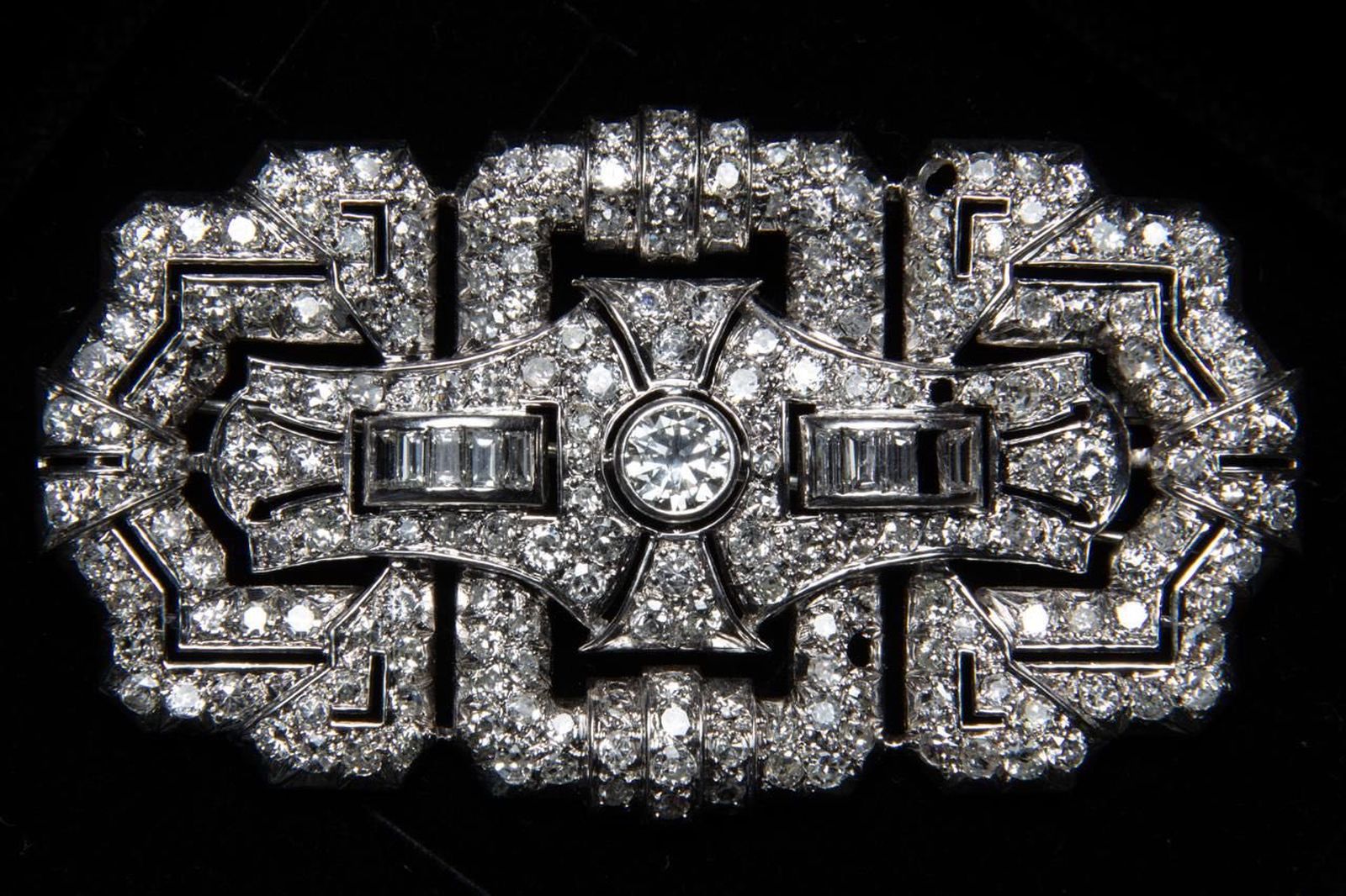 Detalle de uno de los broches que posee la corporación