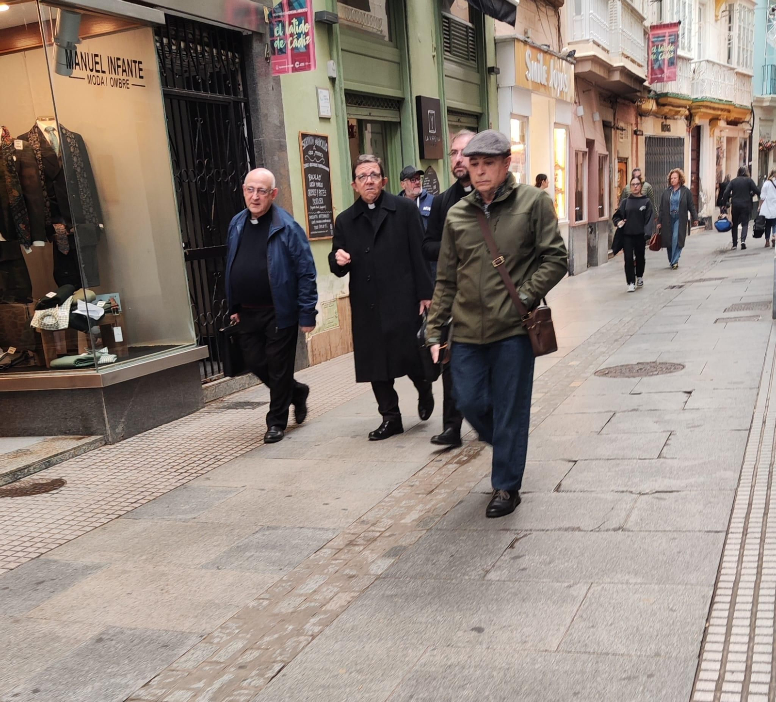 El administrador apostólico de Cádiz y Ceuta, Ramón Valdivia, pasea por la calle Compañía este lunes acompañado del vicario general y el canciller de la diócesis.