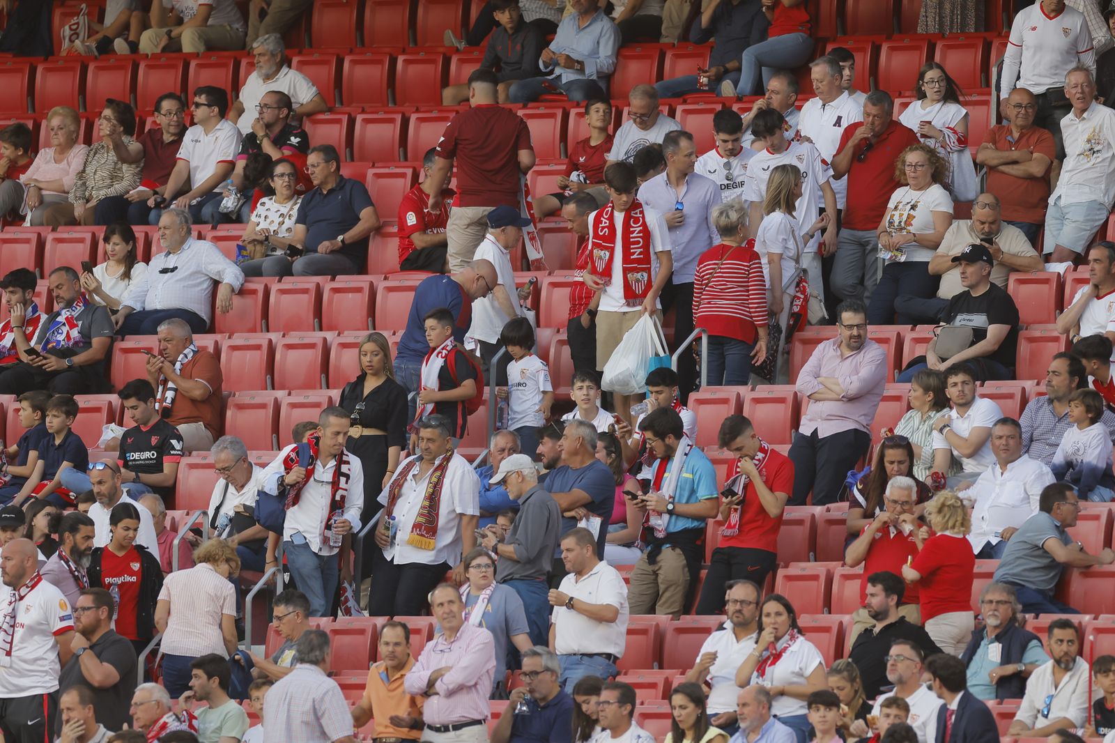 Búscate en las fotos del Sevilla -Villarreal