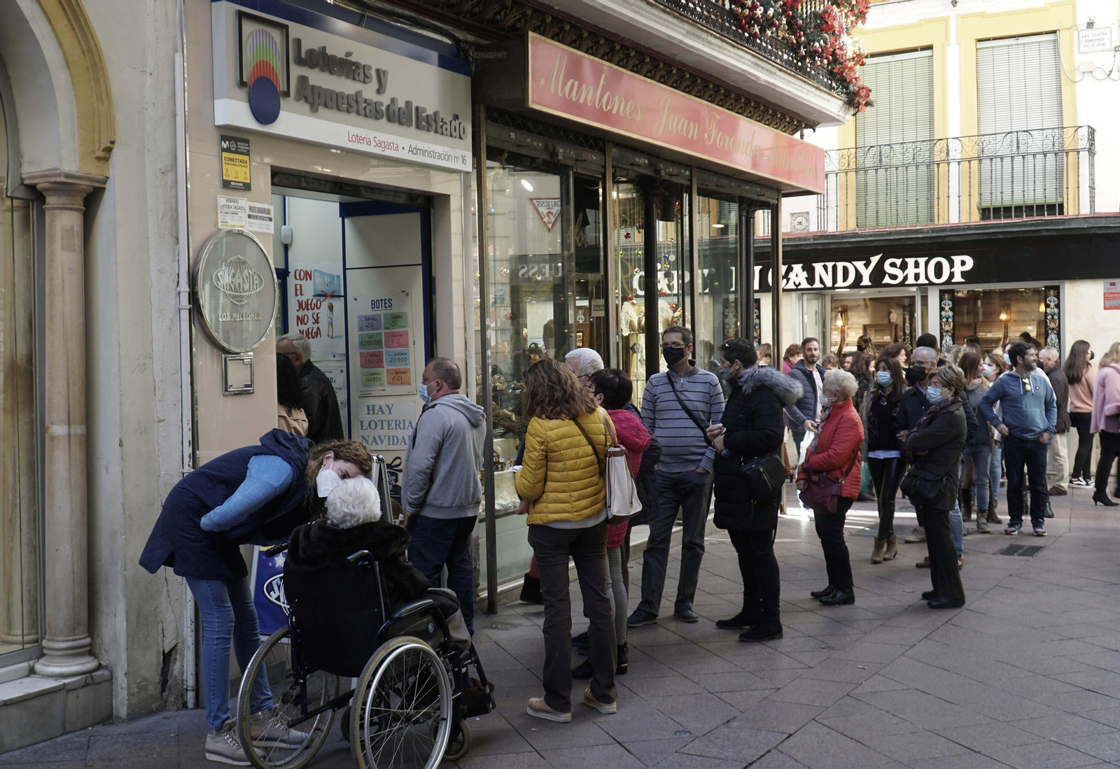 Largas colas a las puertas de Sagasta para comprar lotería.
