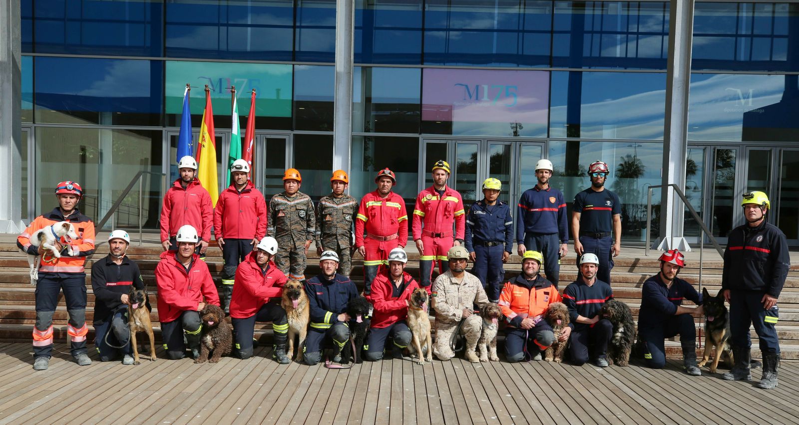 Bomberos y militares participantes en el curso de rescate en Málaga.