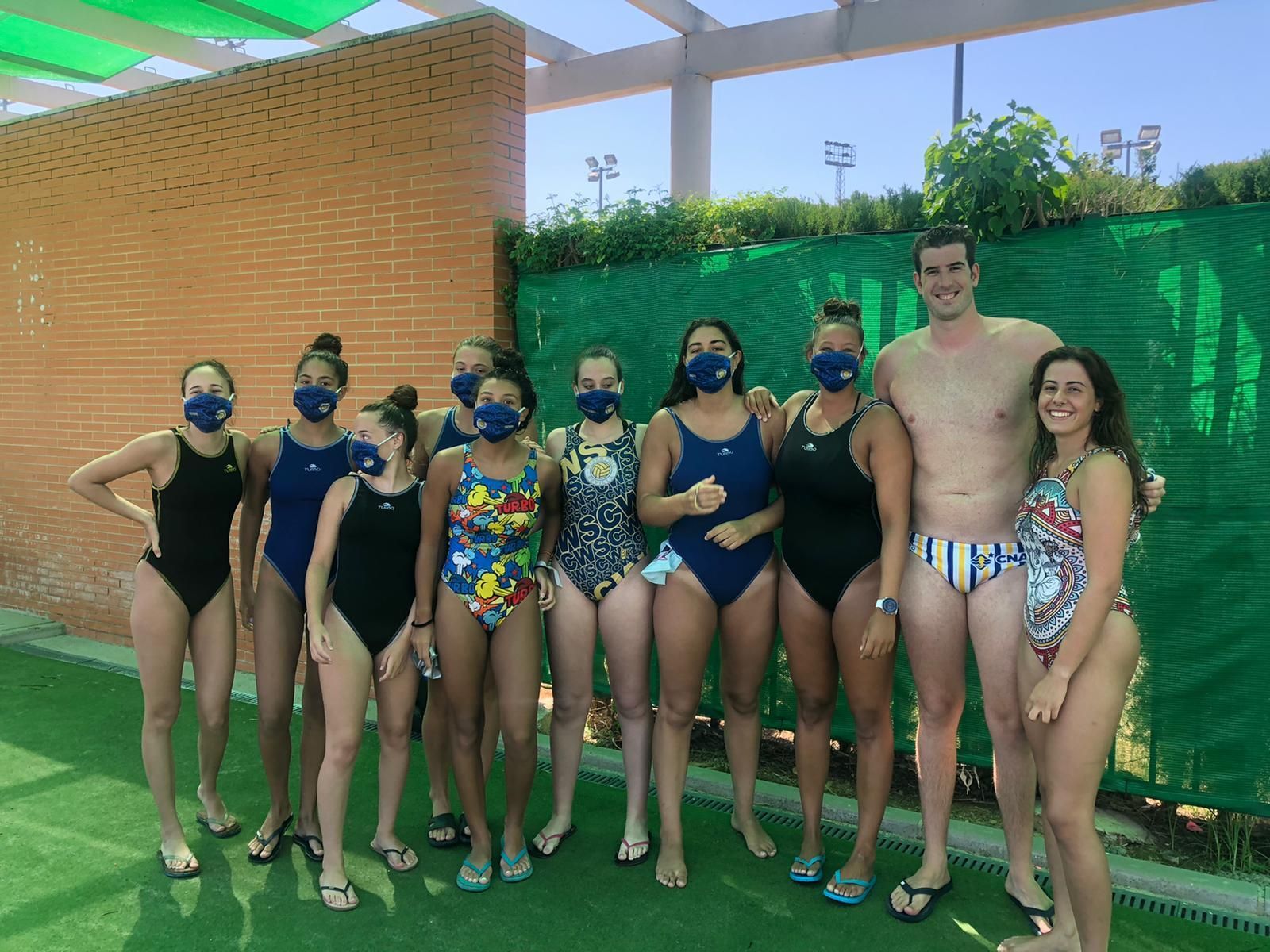 Miguel de Toro, con integrantes del equipo femenino del Waterpolo Sevilla.