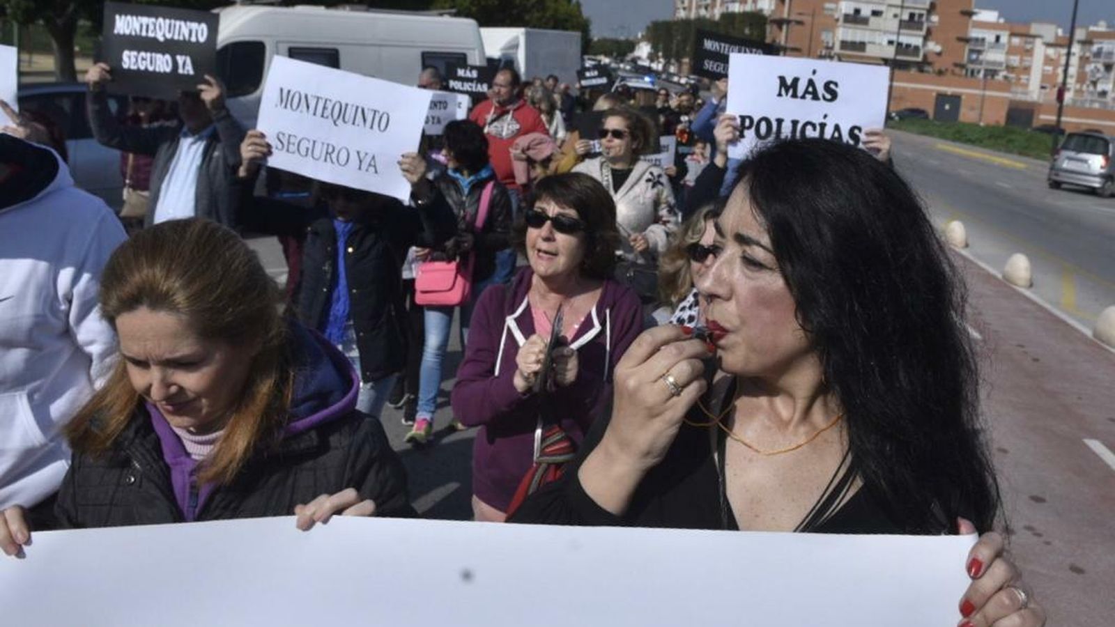 Un momento de la protesta en Montequinto este domingo.