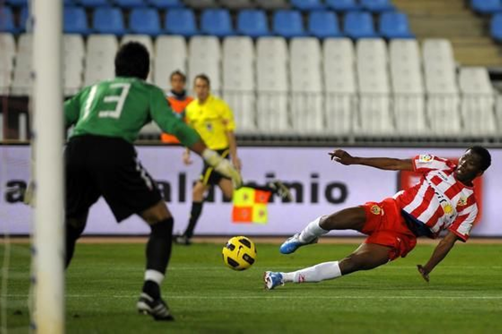 El Almería viajará con ventaja a Riazor tras ganar 1-0 al Deportivo en la ida de cuartos de final de la Copa del Rey. / AFP