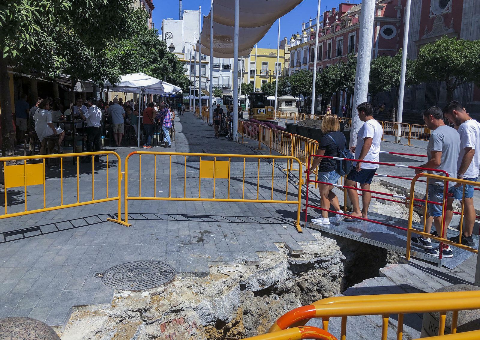 Zanjas abiertas en la Plaza del Salvador, este domingo.
