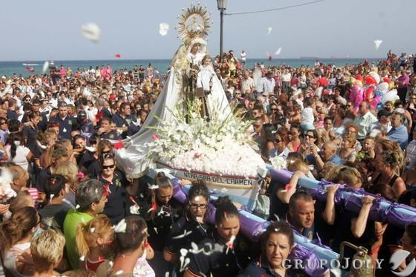 Ofrendas a la virgen del Carmen en la Línea.

Foto: Joaquín Quiñones
