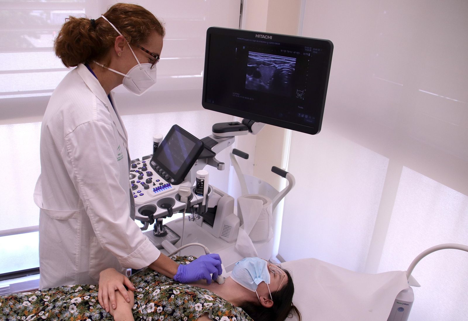 Personal del servicio haciendo una ecografía de tiroides en consulta.