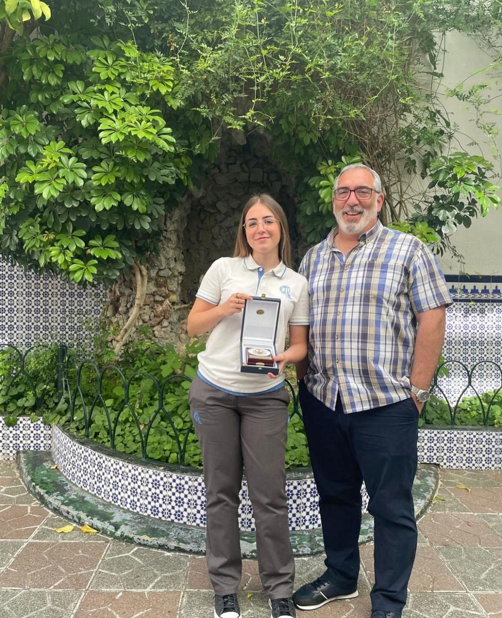 La joven bailenense Lydia Lucía Pérez posa junto al premio.