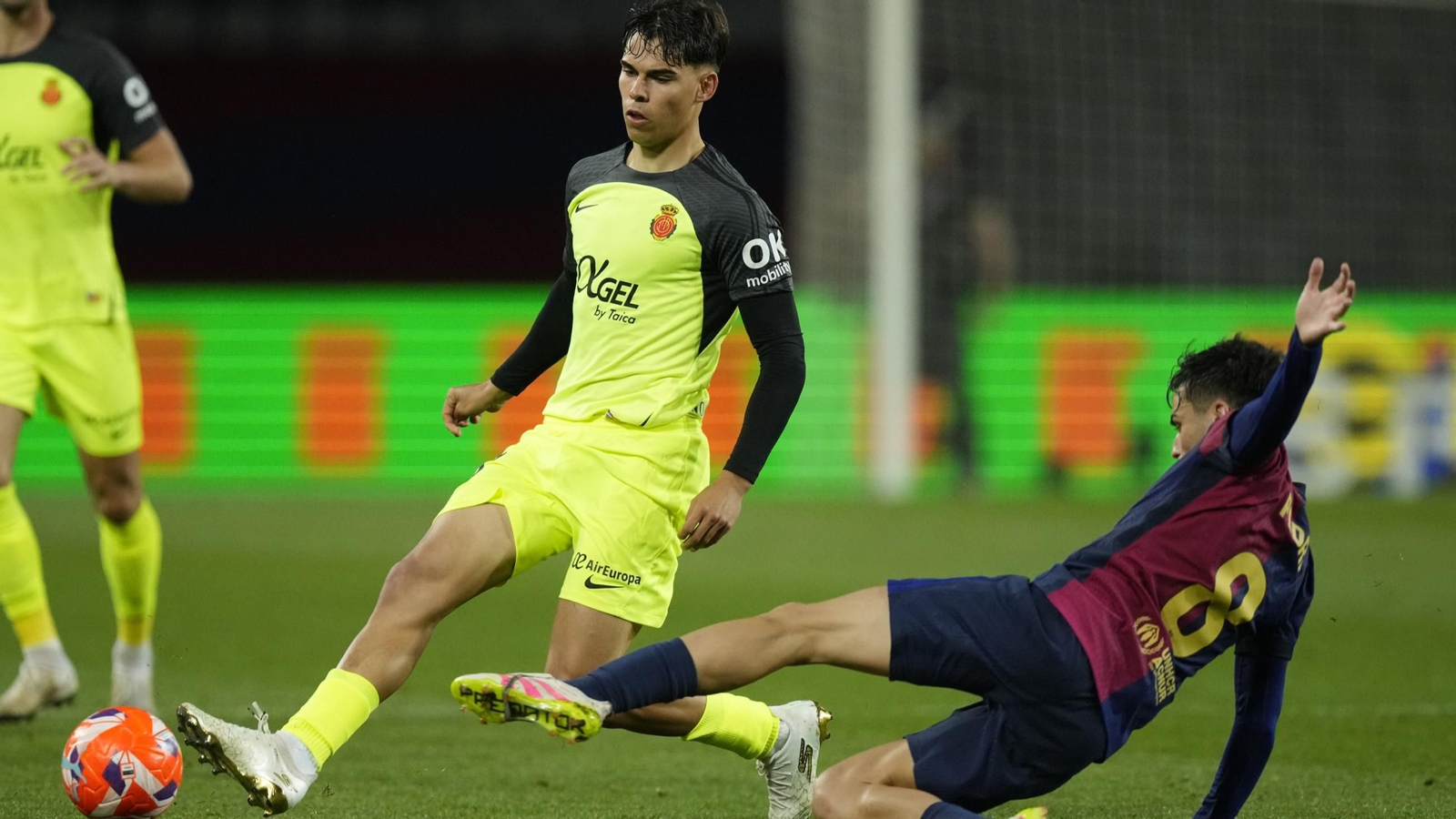 Jan Salas supera a Pedri en un Mallorca - Barça del curso pasado.