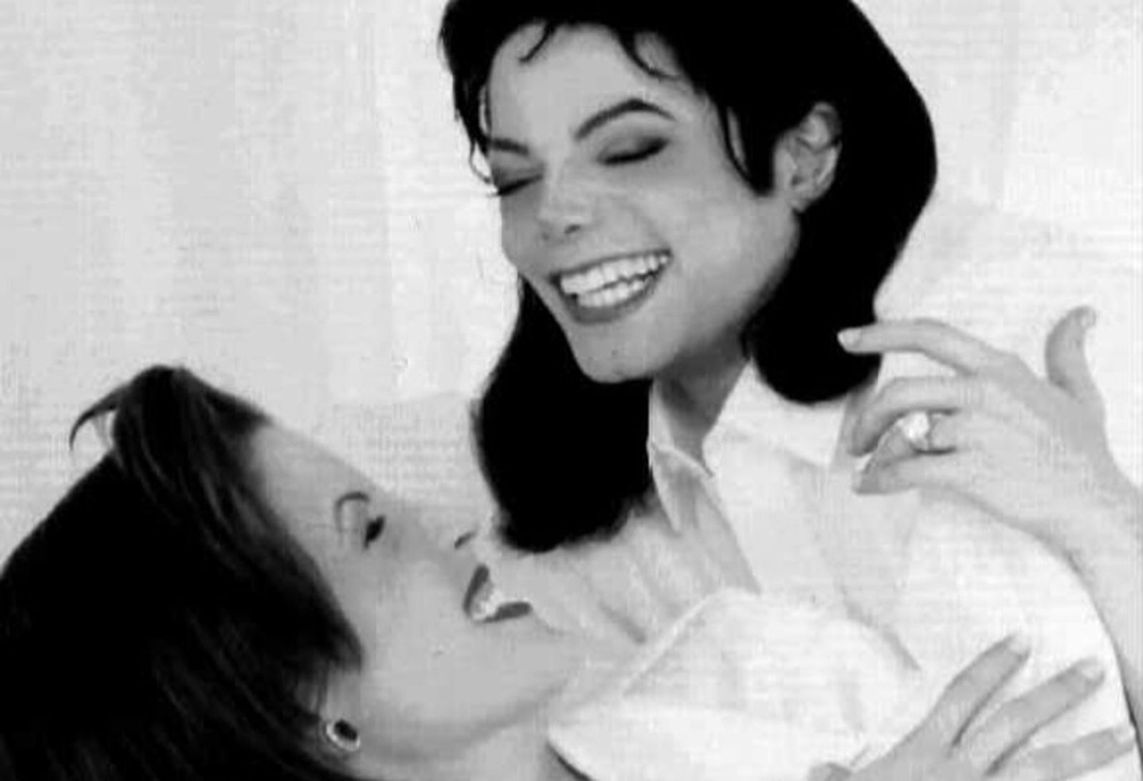 Lisa Marie Presley y Michael Jackson en 1996 cuando estaban casados