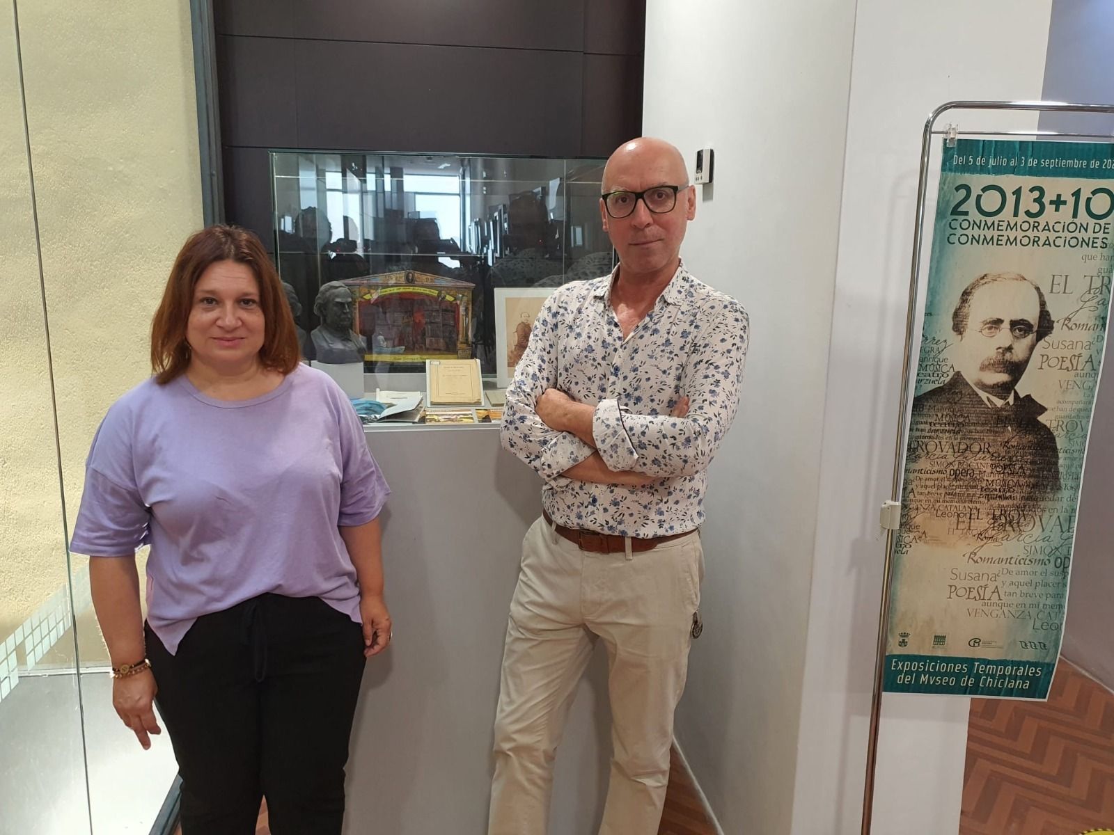 La delegada de Cultura, Susana Rivas, y el director del Museo de Chiclana, Jesús Romero