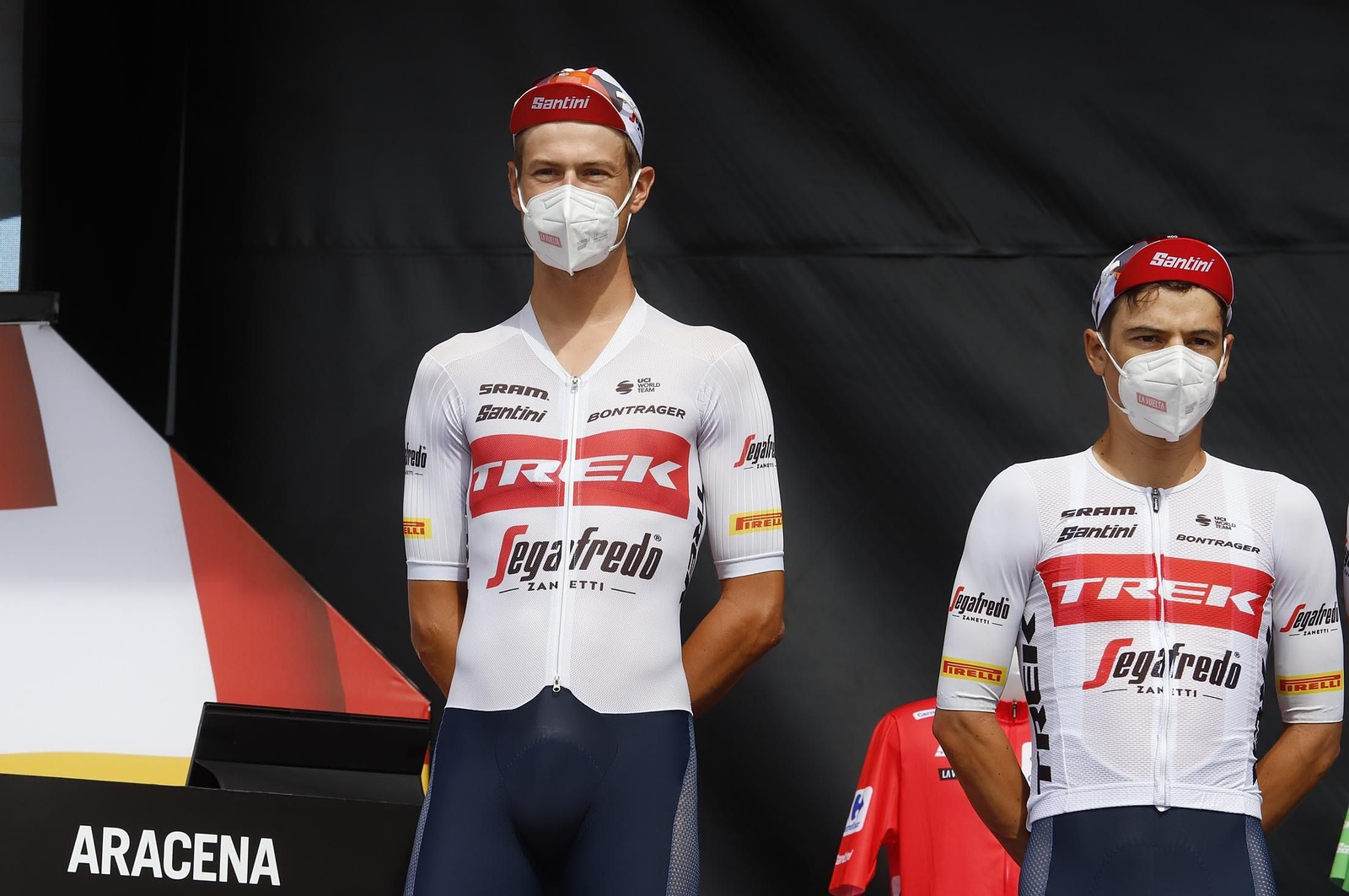 Imágenes de la Vuelta Ciclista a España en su salida desde Aracena en la 17ª etapa