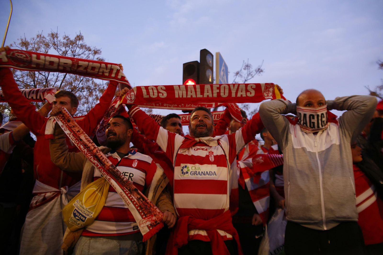 Apoteósico recibimiento a la plantilla del Granada