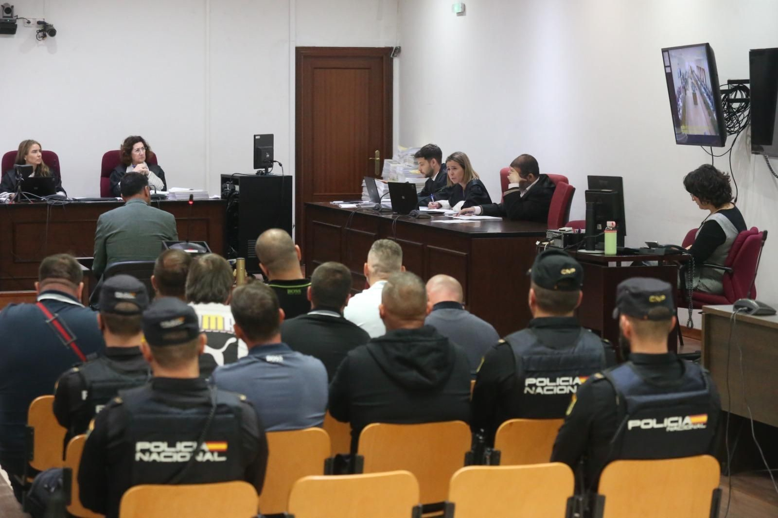 La fiscal Macarena Arroyo pregunta a uno de los comparecientes en la jornada de este lunes.