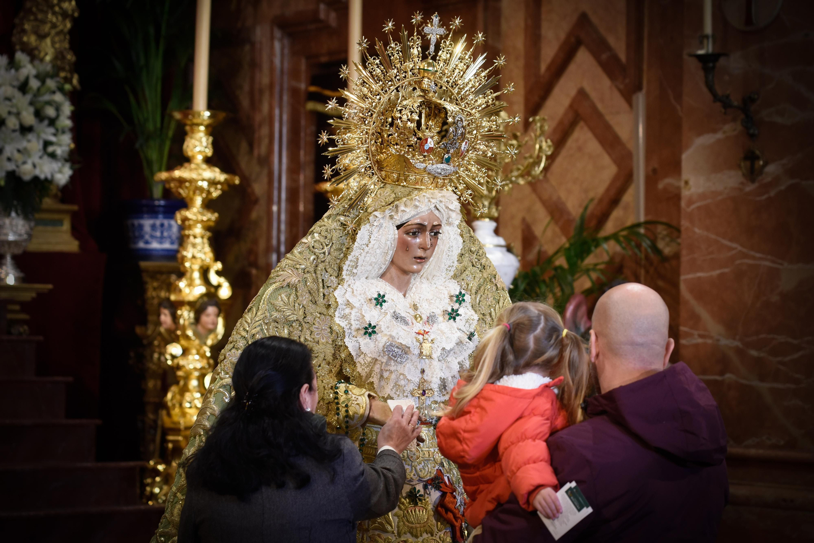 El besamanos de la Macarena, en imágenes