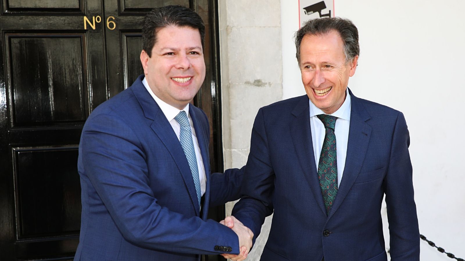 El alcalde y el ministro principal de Gibraltar, durante la visita realizada este lunes.